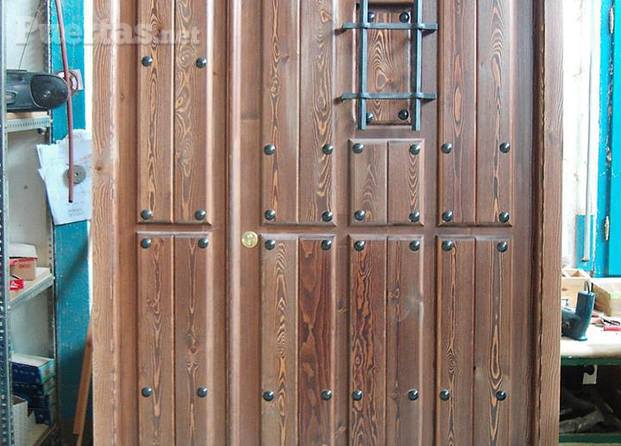 Puerta rústica en madera de pino