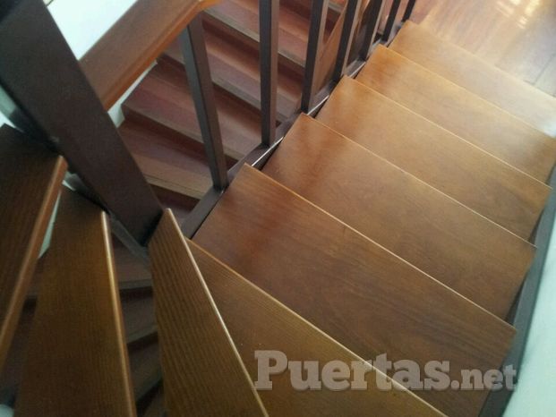 Escalera metalica con peldaños de madera