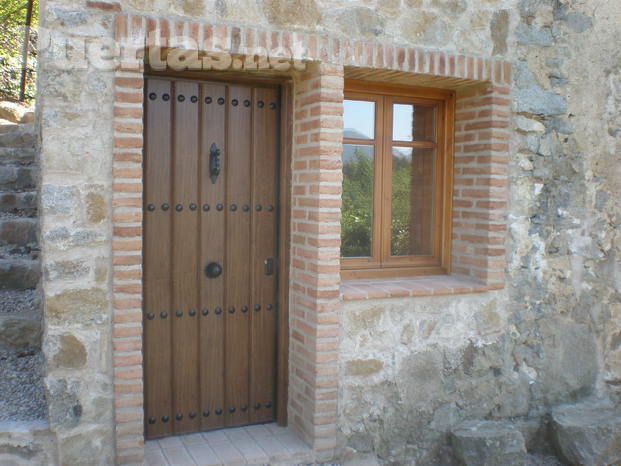 Puerta metálica imitación madera