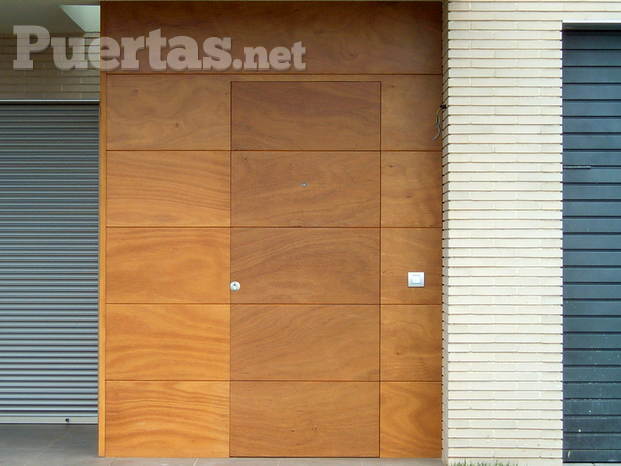 Puerta exterior blindada de madera maciza enrasada