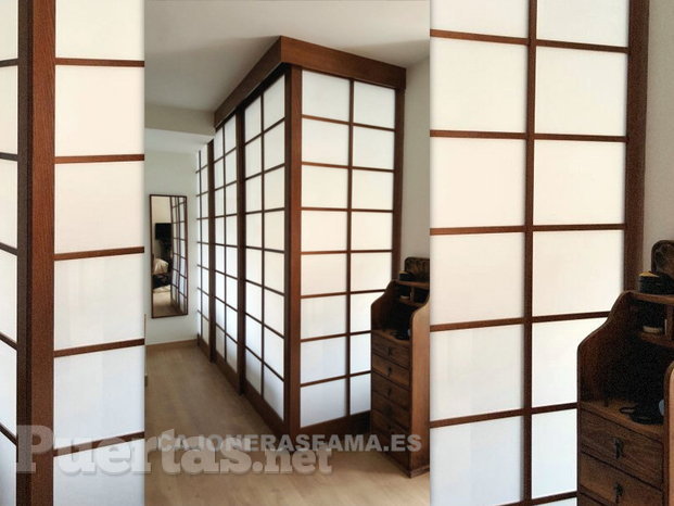 Puerta y paneles shoji de madera natural barnizada y metacrilato translucido.